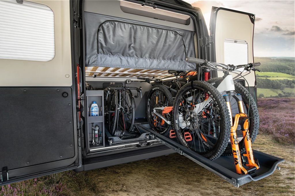 Il camper Auto-Trail Expedition 68 è pensato per gli sportivi e ha spazio per quattro biciclette